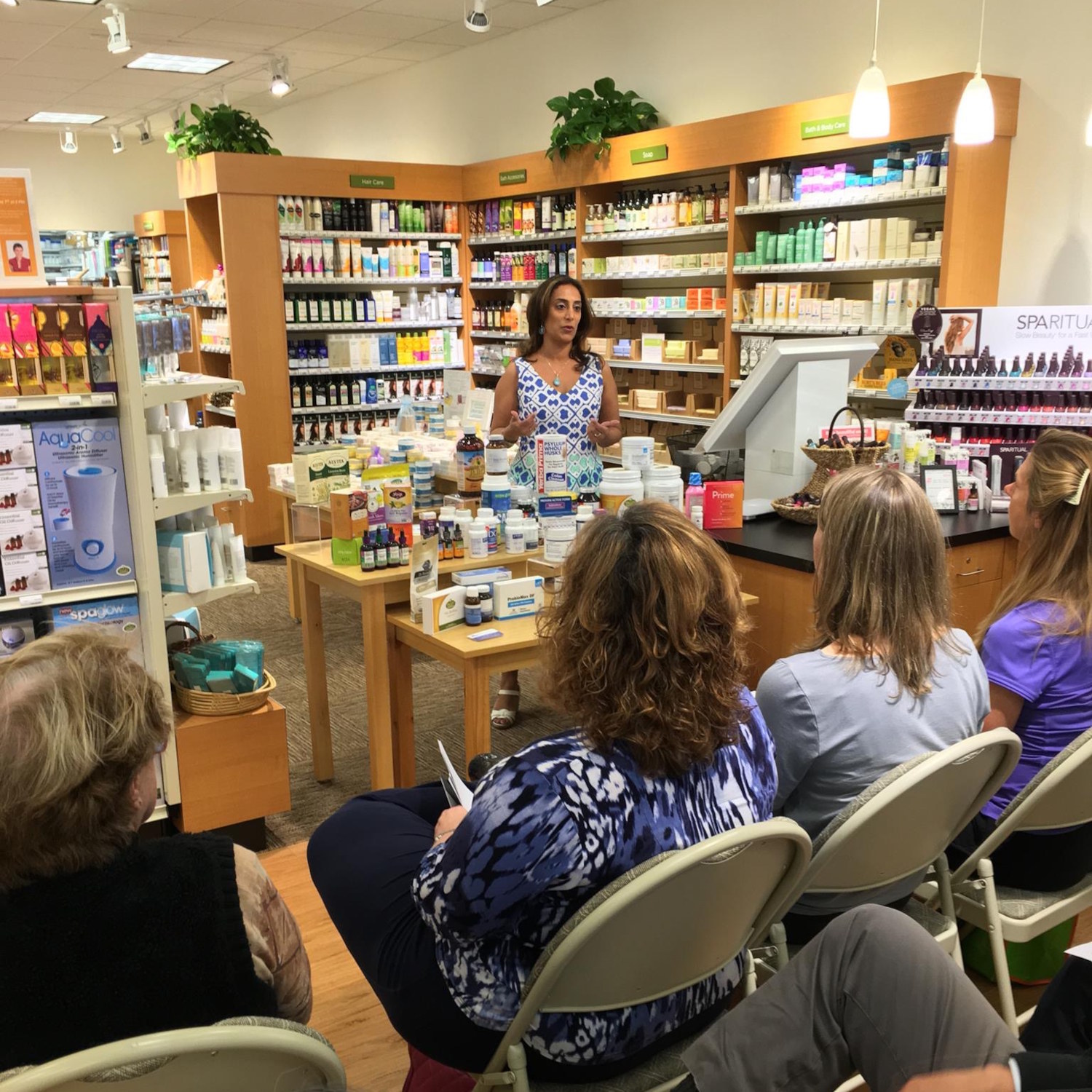 Minal-Vazirani-MD-presents-to-audience-i4017-1500sq Minal Vazirani MD speaks on health & medicine to an audience.